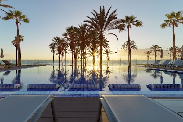 3 outdoor pools, pool umbrellas, sun loungers