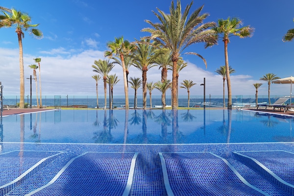 3 piscines extérieures, parasols de plage, chaises longues