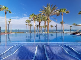 3 piscinas al aire libre, sombrillas, sillones reclinables de piscina