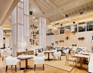 Breakfast, lunch and dinner served - H10 Conquistador (Arona)