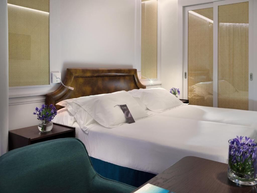 Minibar, escritorio, cortinas blackout y wifi gratis 