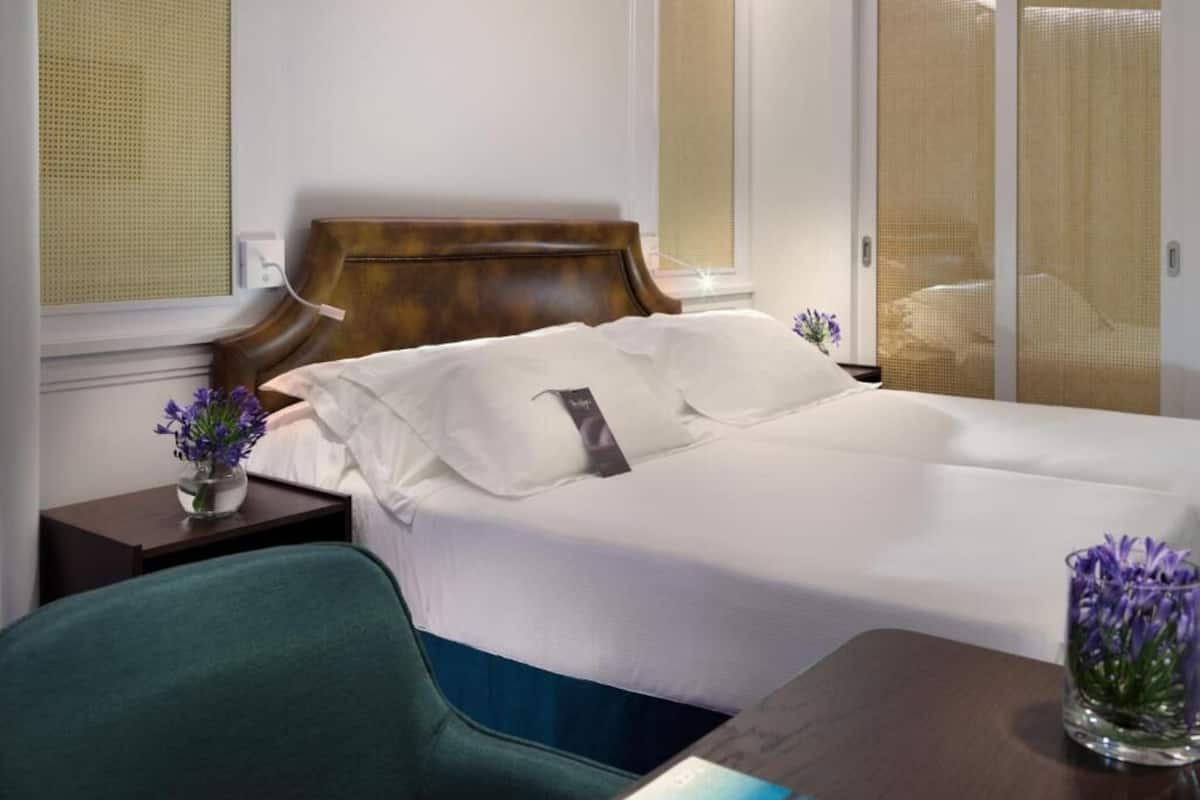 Minibar, escritorio, cortinas blackout y wifi gratis