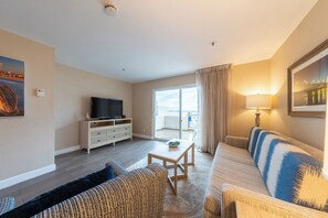 Leilighet, 2 soverom, ikke-røyk, tekjøkken | Oppholdsområde | Flatskjerm-TV og DVD-spiller