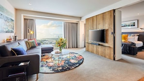 Suite – grand, havneutsikt | Allergitestet sengetøy, minibar, safe på rommet og blendingsgardiner