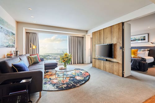 Grand Deluxe Harbour View Suite