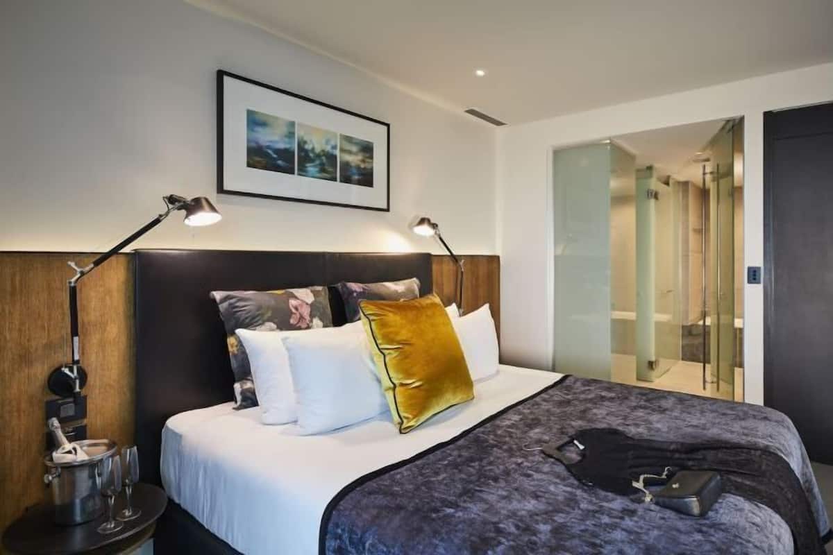 1 bedroom, hypo-allergenic bedding, minibar, in-room safe