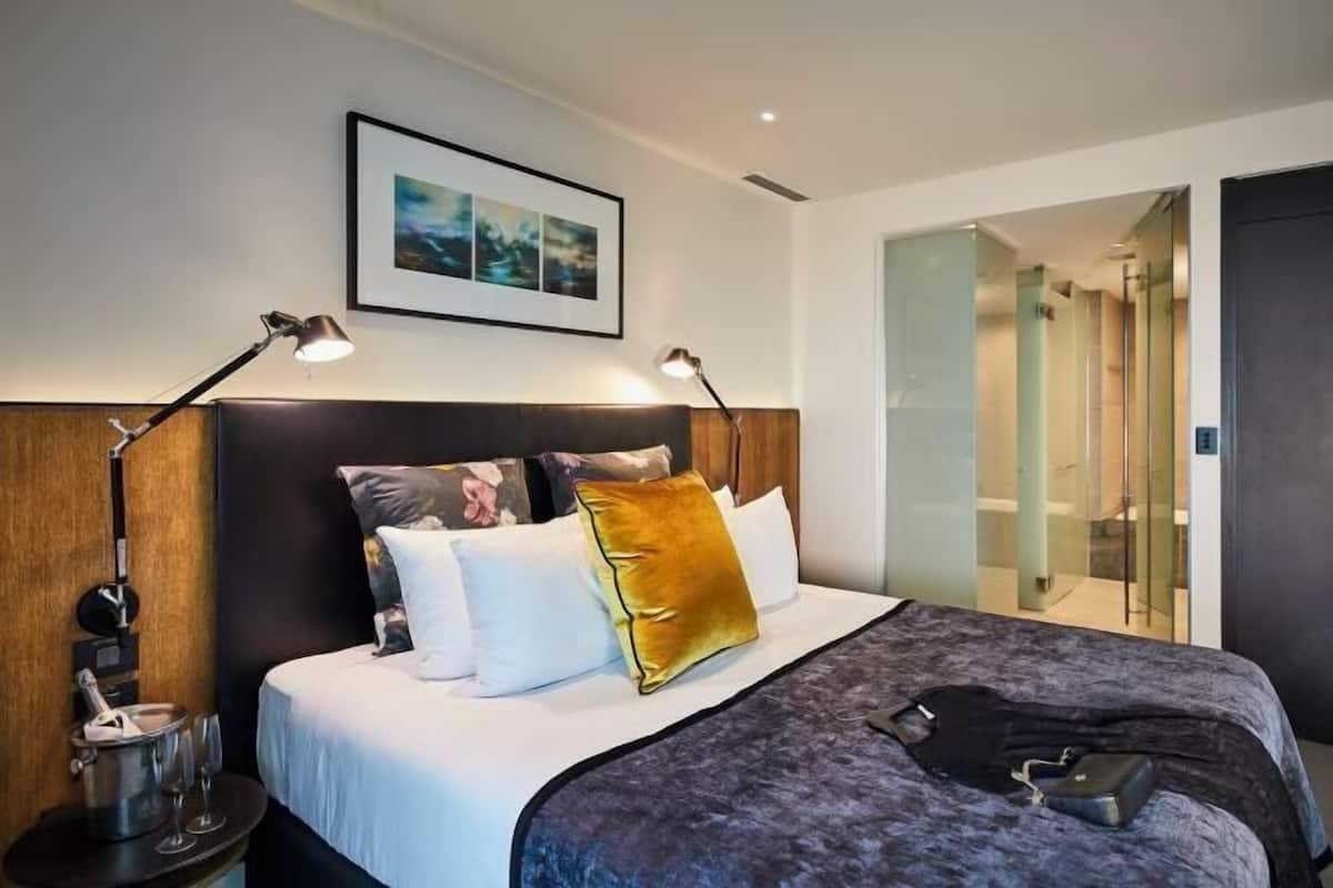 1 bedroom, hypo-allergenic bedding, minibar, in-room safe
