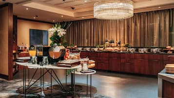 بوفيه فطور يوميًا بتكلفة قدرها (45.00 NZD للشخص)