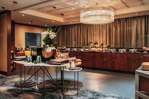 Tägliches Frühstücksbuffet gegen Gebühr