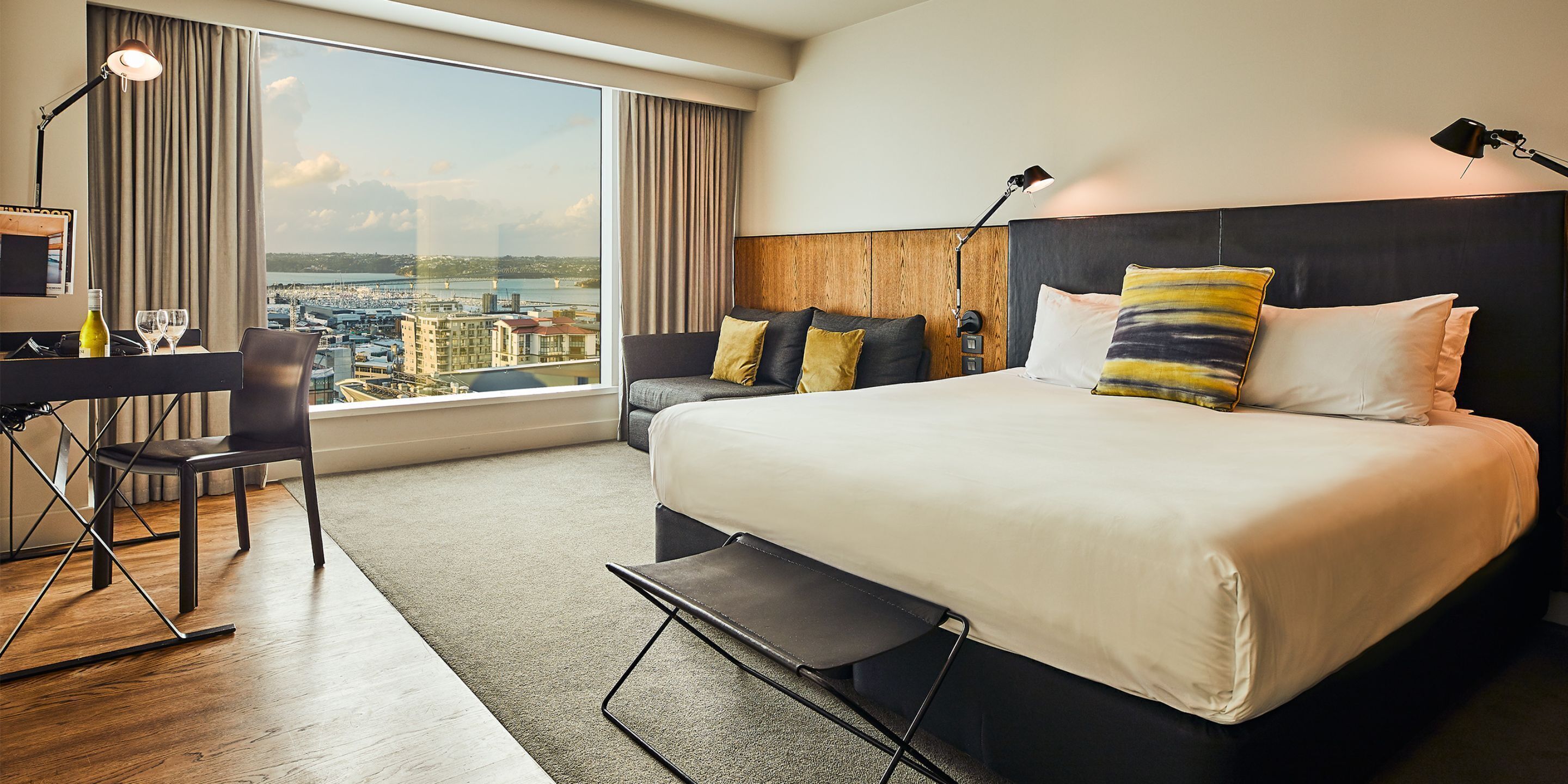 Seprai antialergi, minibar, brankas, dan tirai kedap cahaya