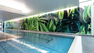 من حمّامات السباحة المغطاة