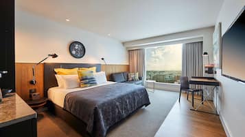 Grand Deluxe Harbour View King Room | Hypo-allergenic bedding, minibar, in-room safe, blackout curtains