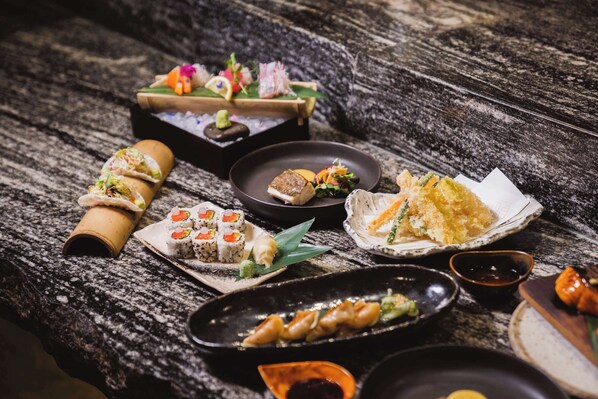 Variedad de platos de sushi sobre una mesa de madera.