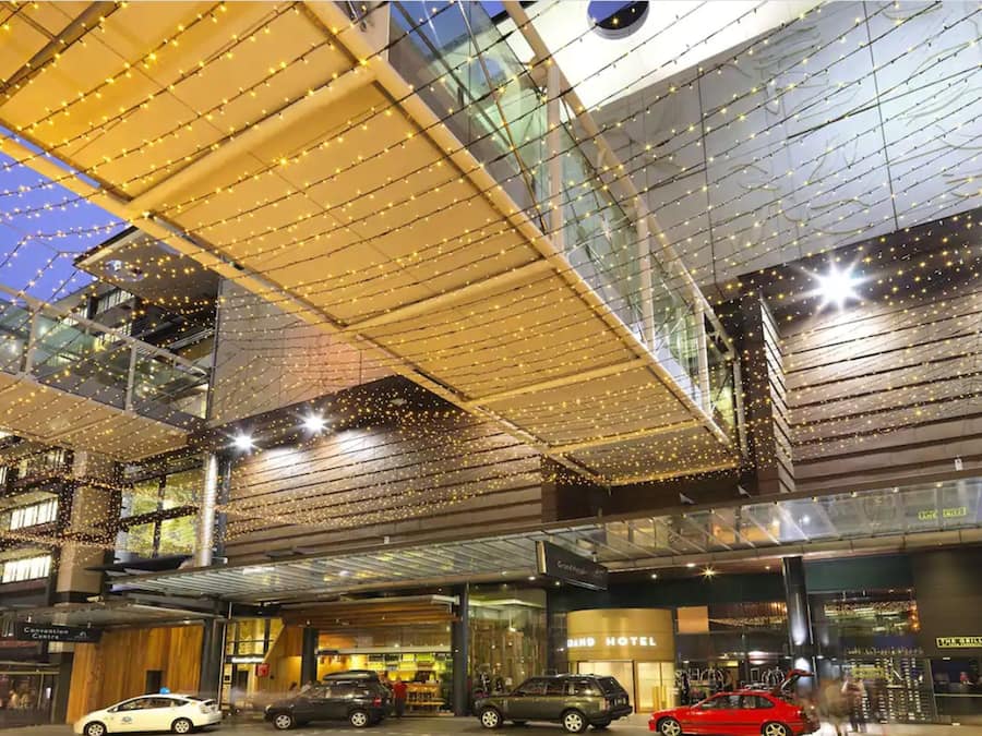 Fachada da propriedade à noite