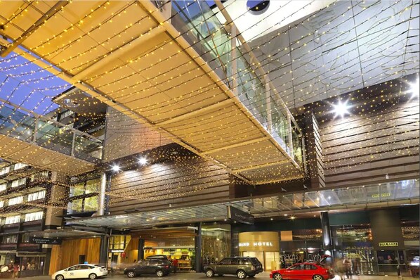 Depan hartanah - siang/malam