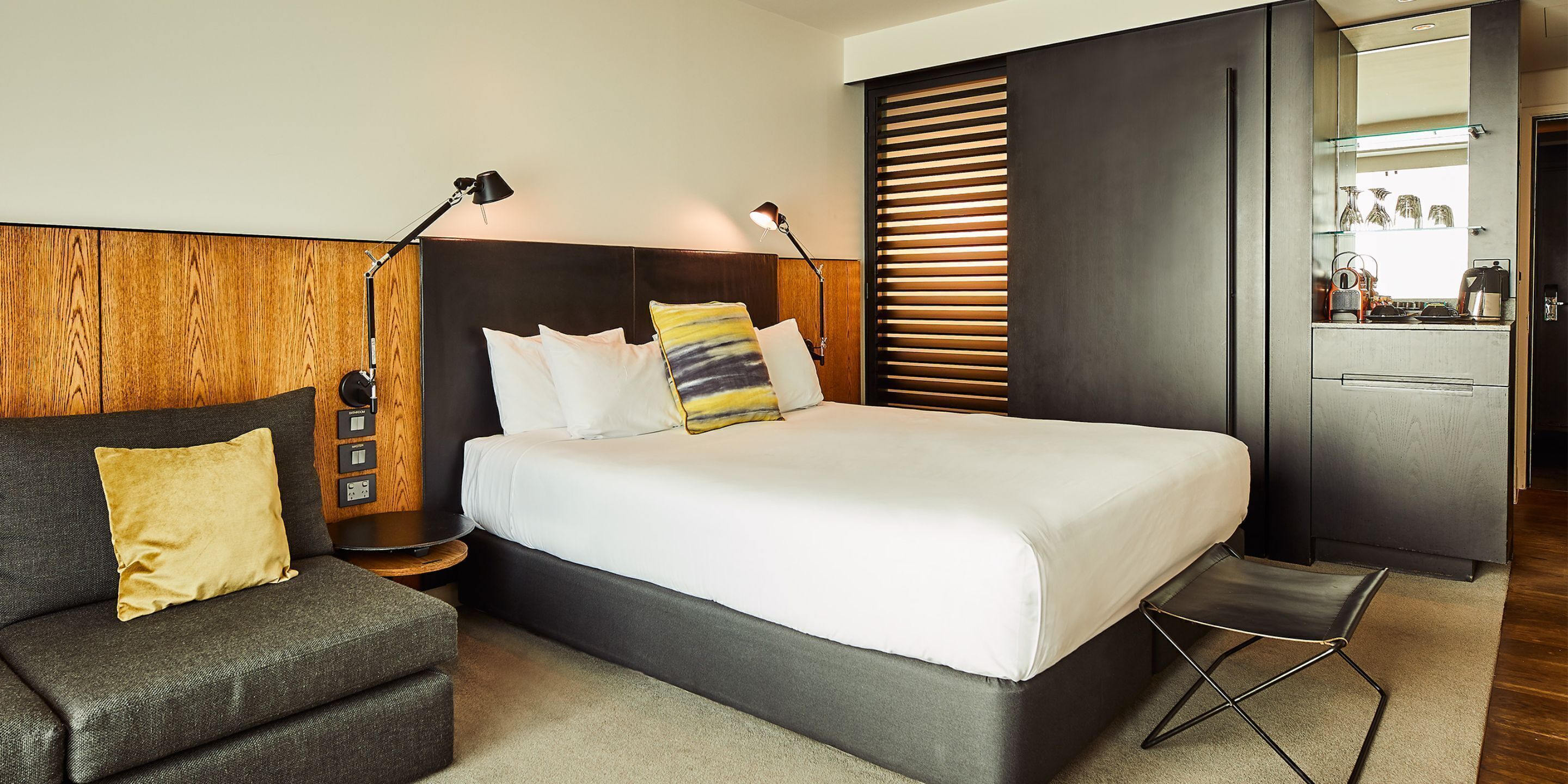 Seprai antialergi, minibar, brankas, dan tirai kedap cahaya