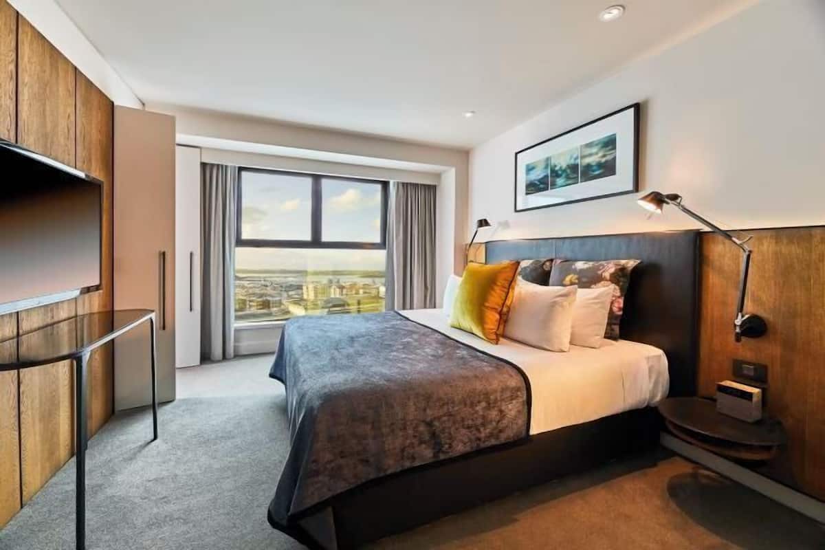 1 bedroom, hypo-allergenic bedding, minibar, in-room safe