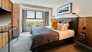 Suite – grand, havneutsikt | Allergitestet sengetøy, minibar, safe på rommet og blendingsgardiner