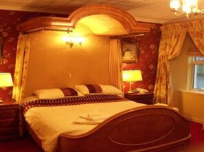 Kamar Double (Canopy Bed) | Ruang kerja ramah laptop, setrika/meja setrika, dan Wi-Fi gratis