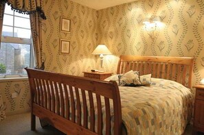 King Room | Laptop workspace, iron/ironing board, free WiFi - The Portland Hotel (Lybster)