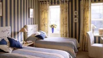 Chambre avec lits jumeaux | Espace de travail pour ordinateur portable, fer et planche Ă  repasser