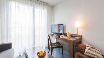 Departamento estándar, 1 habitación | Área de sala de estar | Televisión LCD de 32 pulgadas con canales digitales y televisión