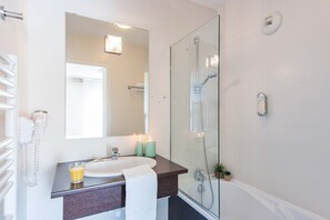 Standard Apartment, 1 Bedroom | Bathroom | Bathtub, free toiletries, hair dryer, towels - Appart'city Confort Lyon Vaise  (Lyon)