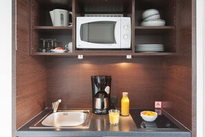 Fridge, microwave, electric kettle, highchair - Appart'city Confort Lyon Vaise (Lyon)