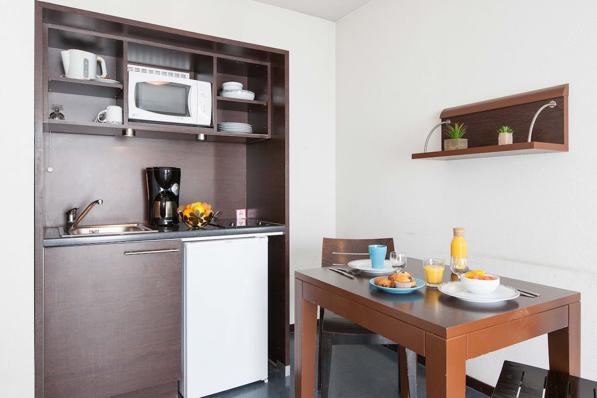 Studio Supérieur, 2 lits une place | Coin cuisine privé | Réfrigérateur, micro-ondes, bouilloire électrique, chaise haute