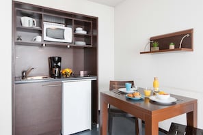 Superior Studio, 2 Twin Beds | Private kitchenette | Fridge, microwave, electric kettle, highchair