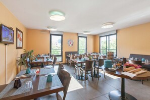 Daily to-go breakfast (EUR 11.9 per person) - Appart'city Confort Lyon Vaise (Lyon)