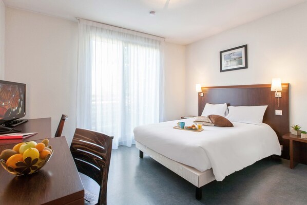 Studio, 1 lit double | Coffres-forts dans les chambres, bureau, rideaux occultants