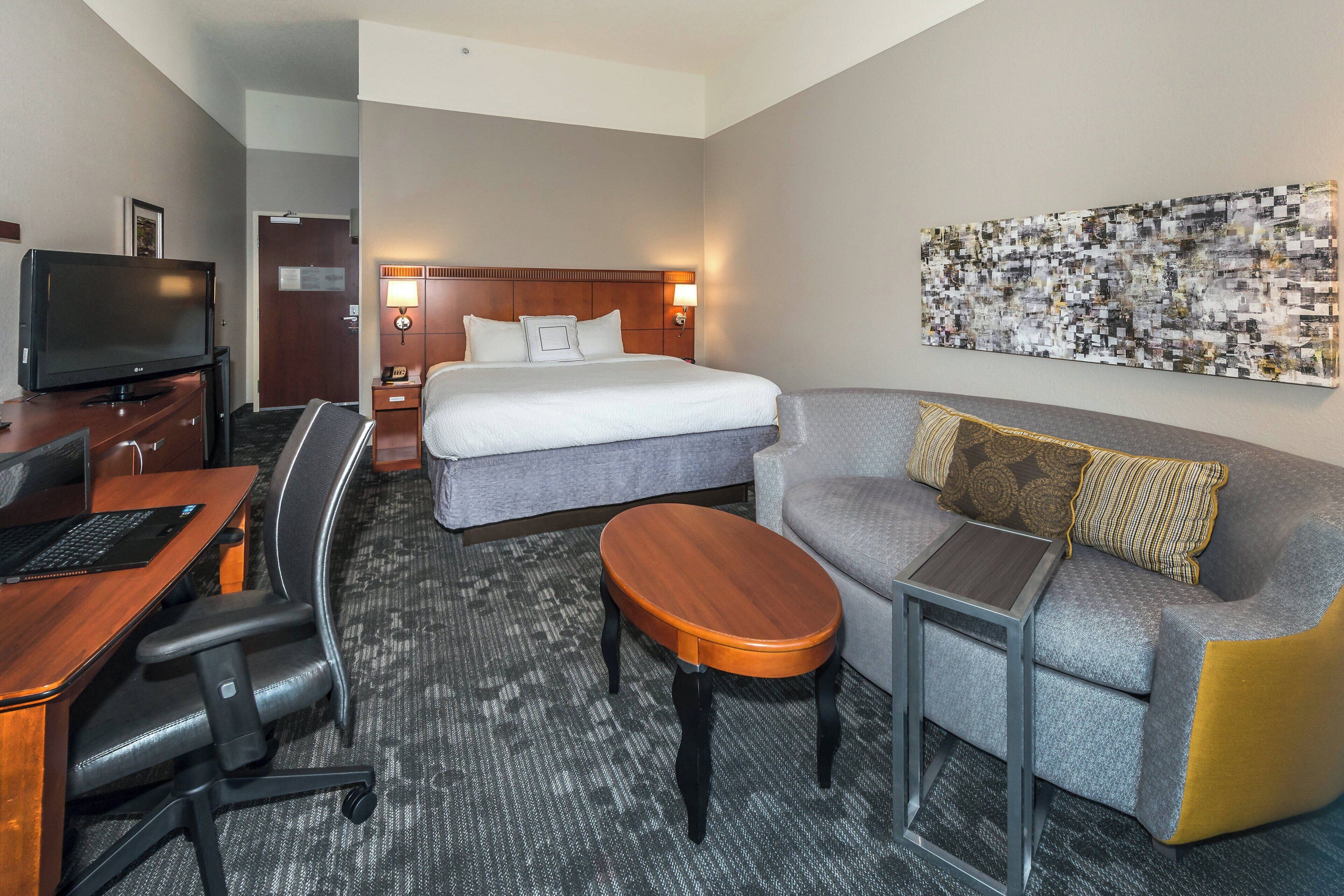 Luxe beddengoed, individueel gemeubileerd, een bureau