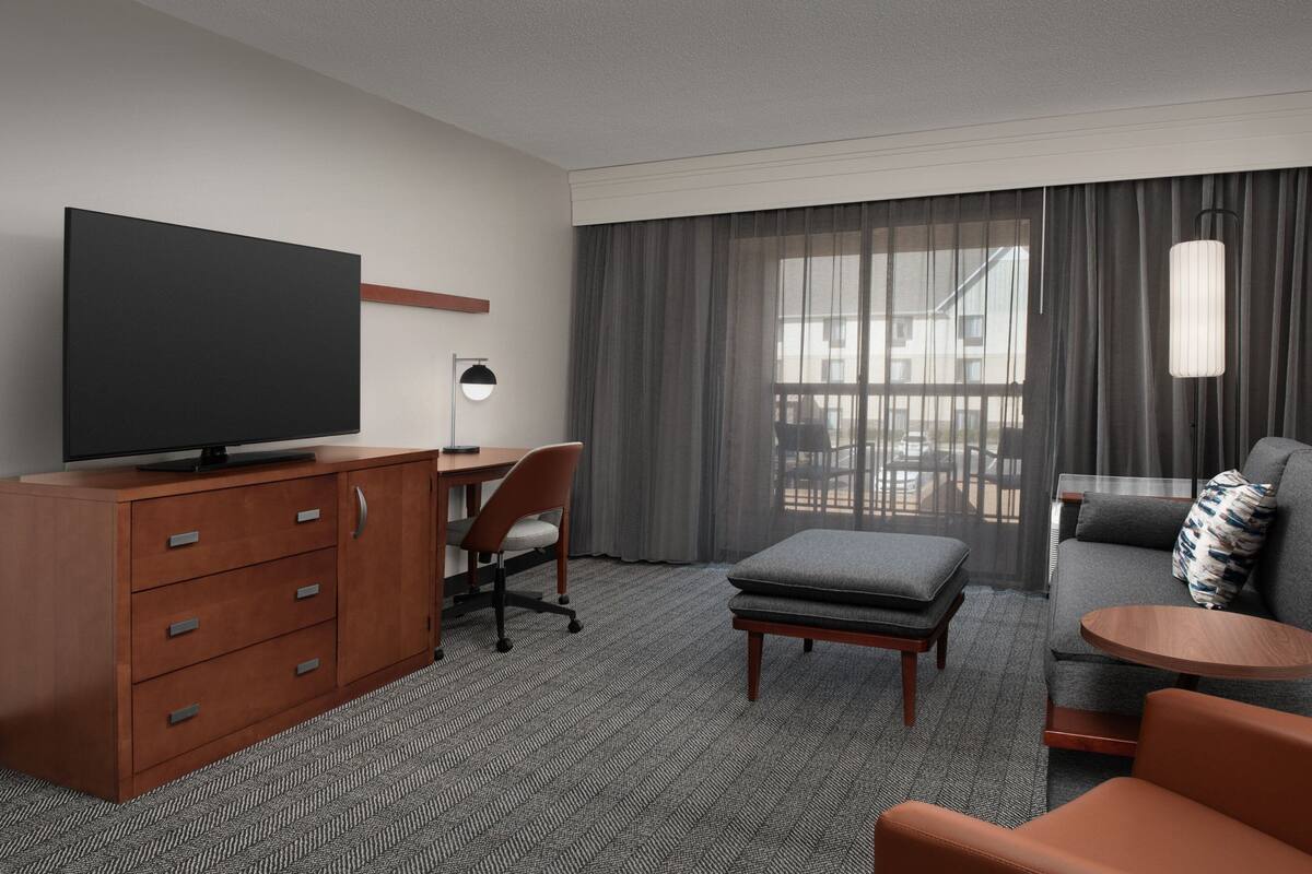Suite, 1 kamar tidur, balkon, pemandangan halaman | Area keluarga | TV layar datar