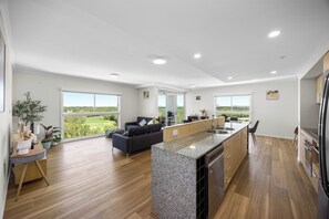 Desk, iron/ironing board, free WiFi, bed sheets - Pelican Waters Resort (Pelican Waters)