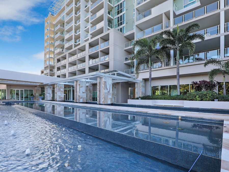 2 utendørsbassenger, bassengparasoller og solsenger