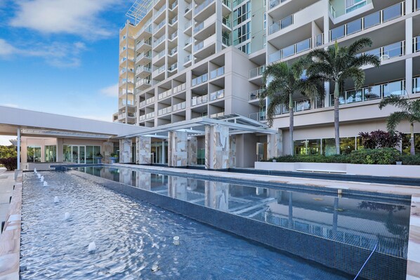 2 outdoor pools, pool umbrellas, sun loungers - Pelican Waters Resort (Pelican Waters)