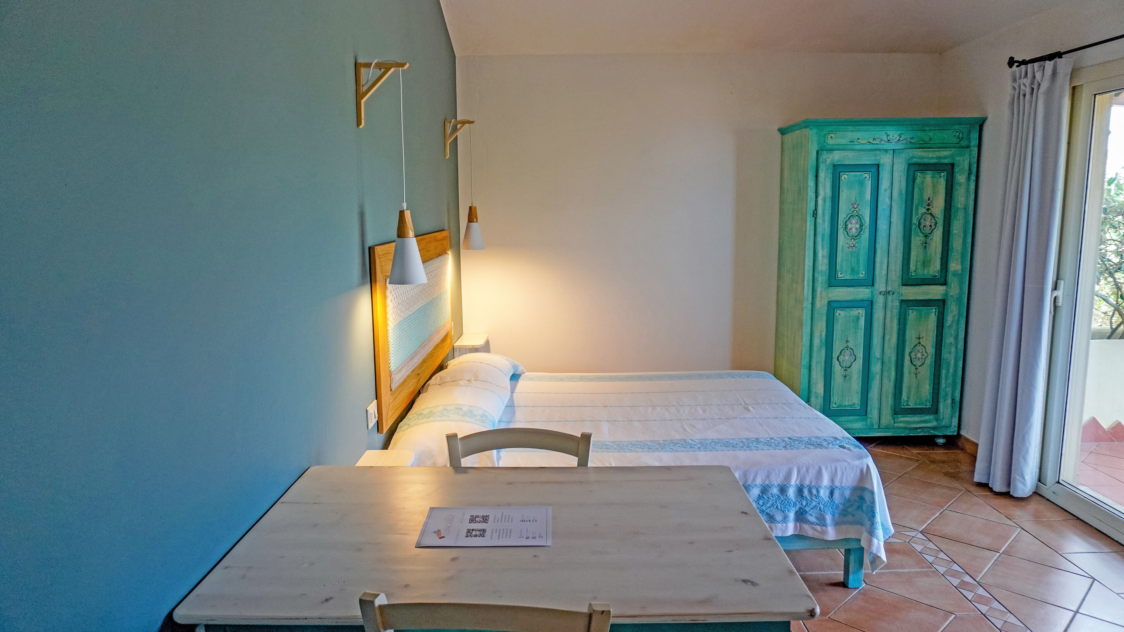 Grand réfrigérateur, machine à expresso, cafetière/bouilloire