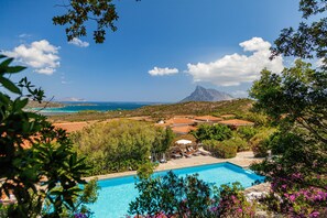 2 Außenpools, Infinity-Pool, Sonnenschirme, Liegestühle