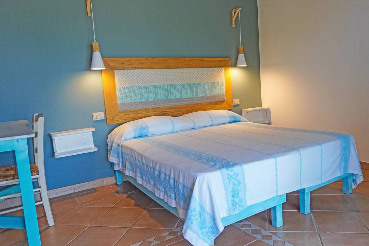 Free cots/infant beds, free WiFi, bed sheets