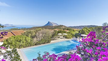 2 kolam renang outdoor dan sebuah infinity pool