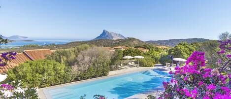 2 piscines extérieures, piscine à débordement, parasols de plage