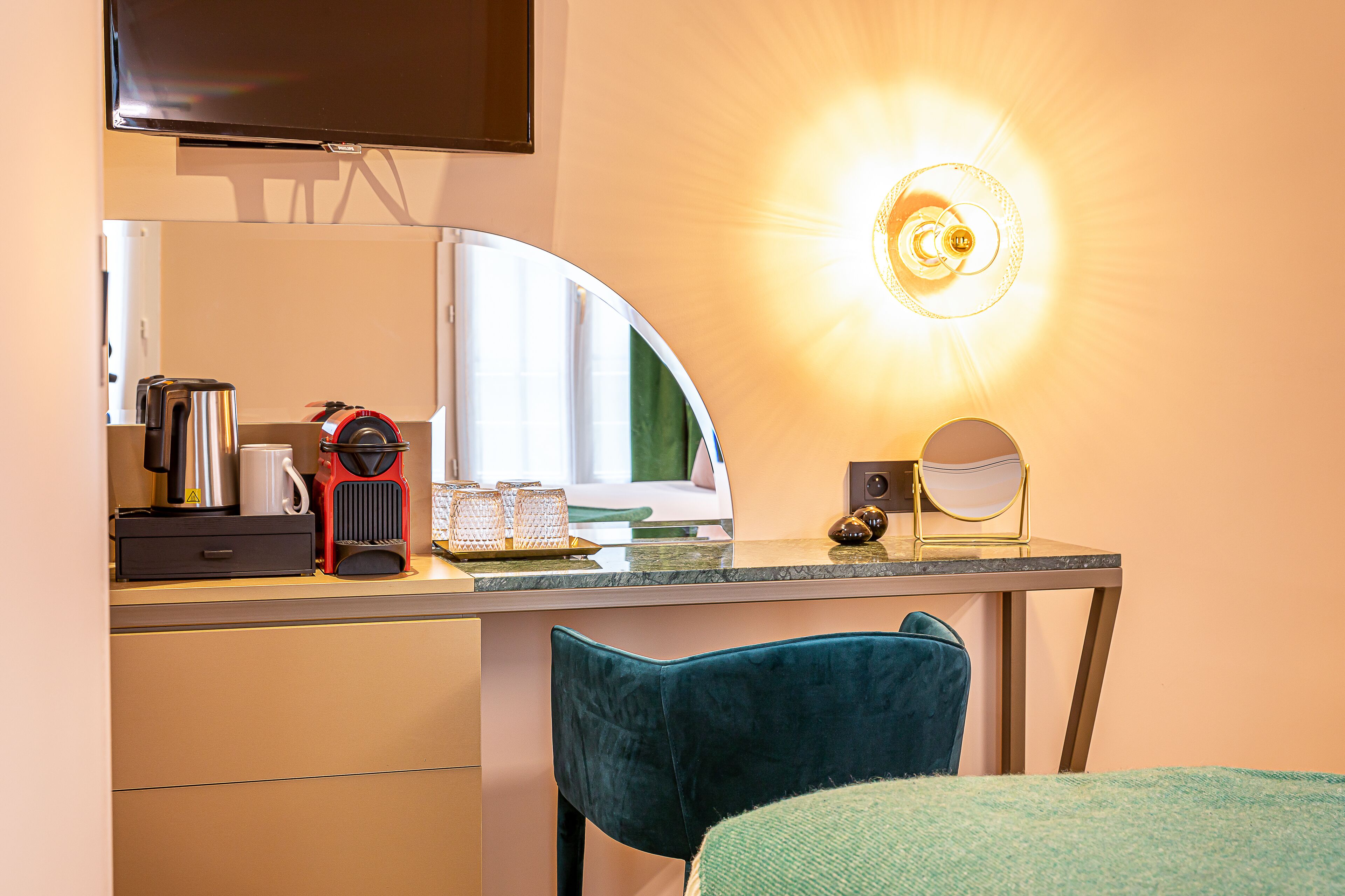 standard room, 1 queen bed | premium bedding, select comfort beds, in-room safe, desk