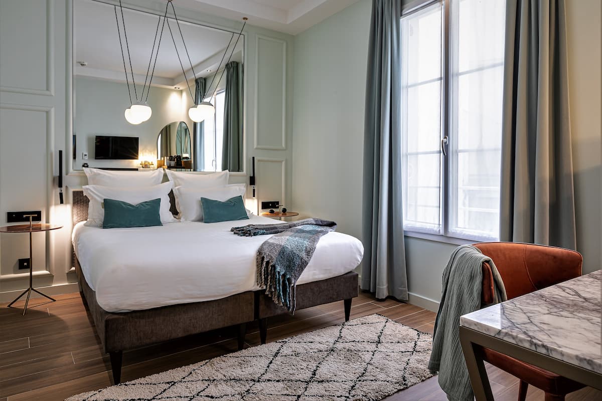 Superior Room, 1 Queen Bed | Premium bedding, Select Comfort beds, in-room safe, desk