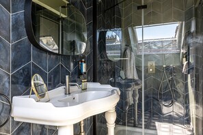 Articles de toilette (gratuits), séchoir à cheveux, pantoufles