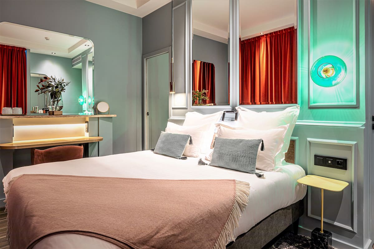 Classic Room, 1 Queen Bed | Premium bedding, Select Comfort beds, in-room safe, desk