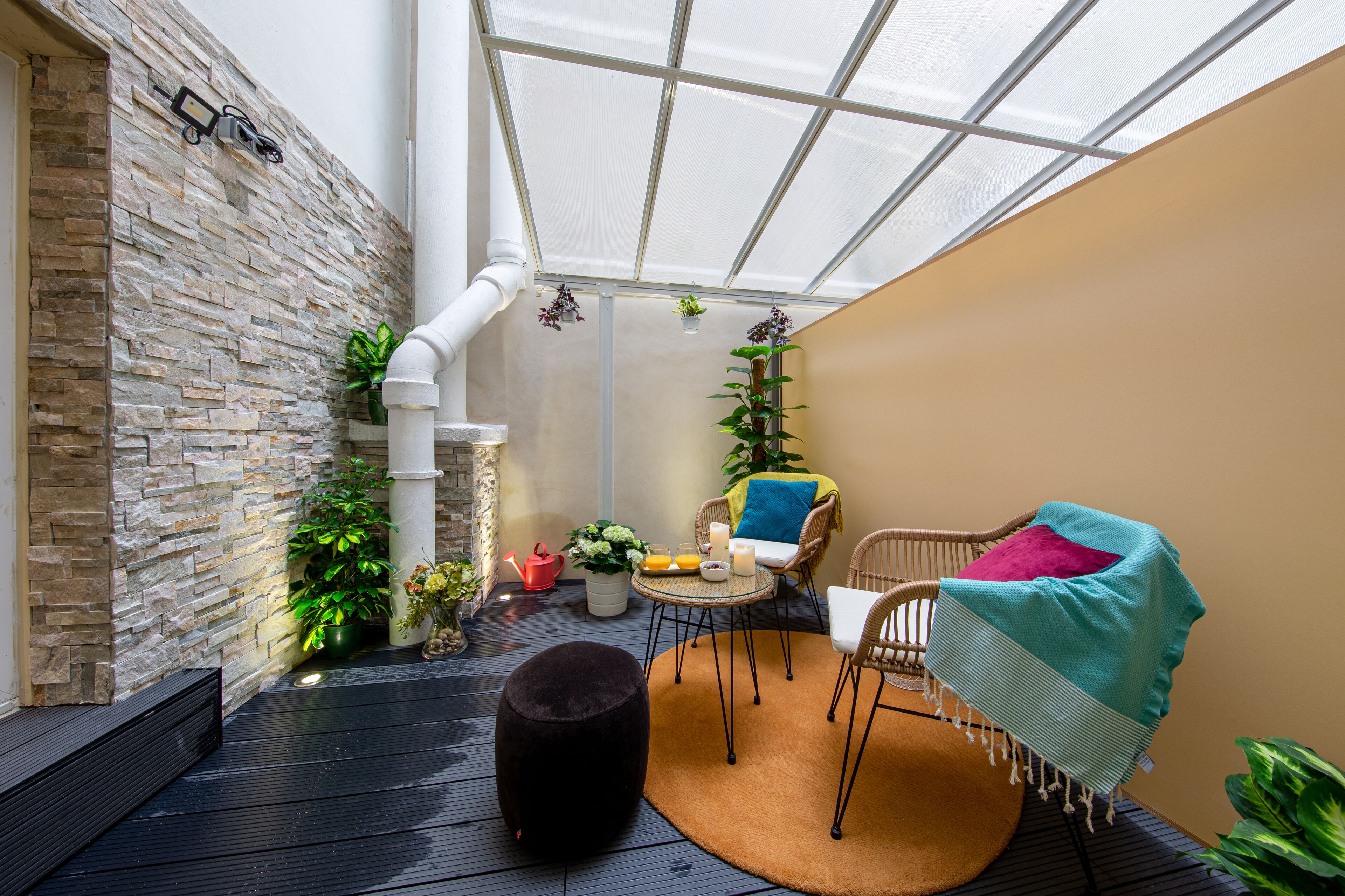 chambre relax avec terrasse privative | courtyard view