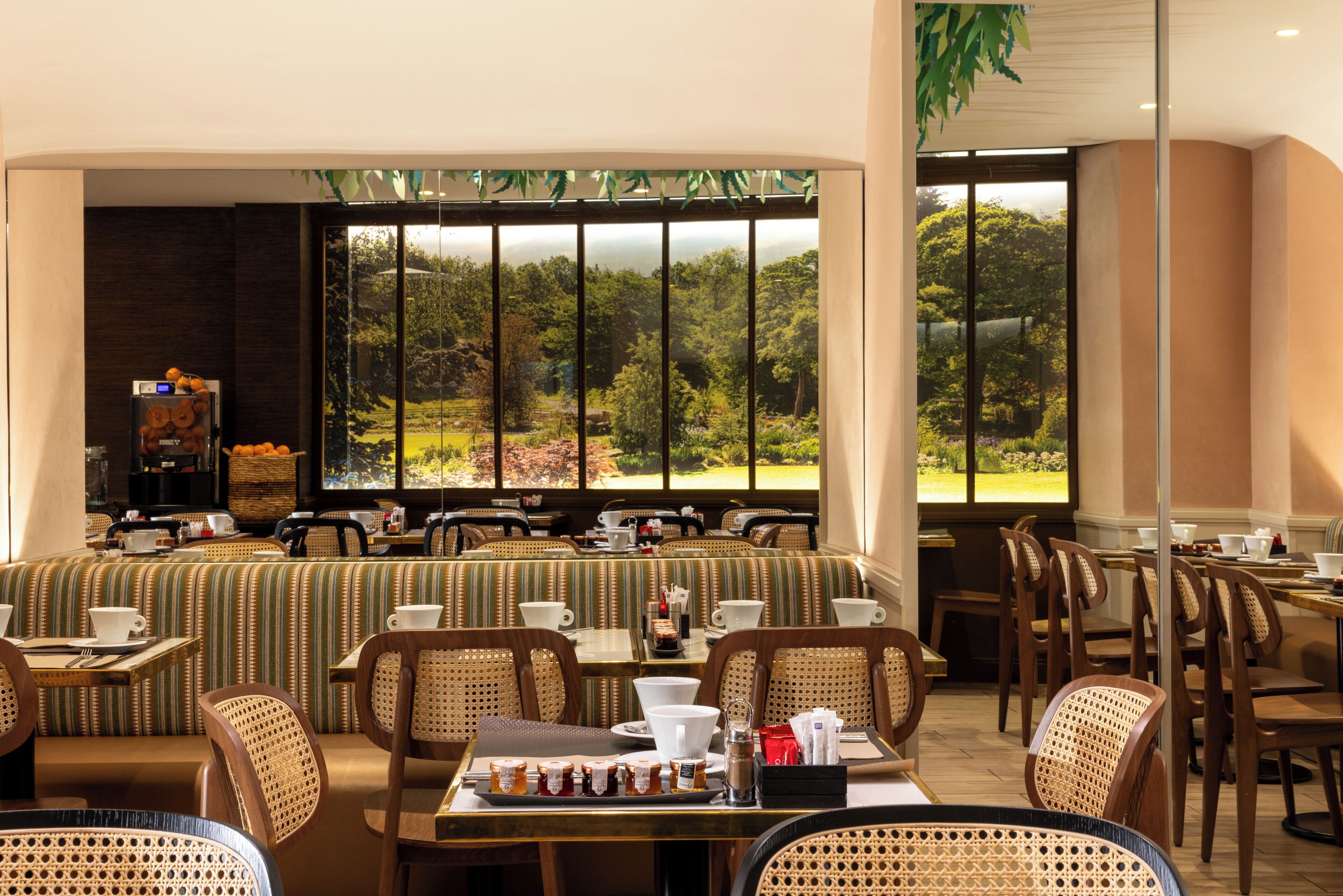 Tägliches Frühstücksbuffet (15 EUR pro Person)