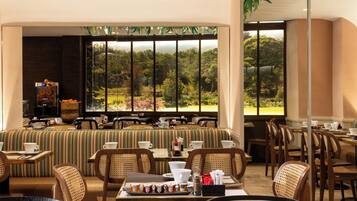 Tägliches Frühstücksbuffet (15 EUR pro Person)