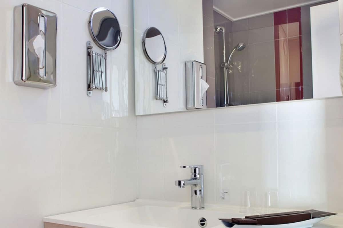 Hypo-allergenic bedding, minibar, in-room safe, desk